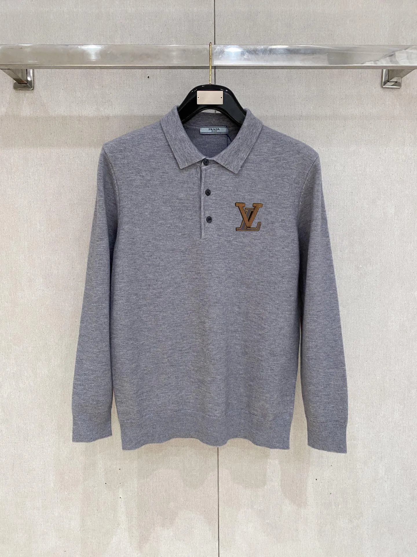 🅿️440 [LV Louis Vuitton] Autumn and winter classic lapel sweater, in full condition! ! ! Wool blended fabric, the latest model in 2025, golden ratio! ! Slim-fitting soft gold, versatile and practical item, the combination and practicality are extremely powerful, simple and elegant, and classy! To create your own style, it is highly recommended to buy it in two colors. The standard slim fit tailoring process is suitable for both young and old men. It is knitted from wool and will not cause any discomfort! While keeping warm, it is stylish, textured and wearable, and the classic logo with contrasting colors on the chest feels in place! ! Recommended for regular customers! ! Size M-3XL (maximum wear: 190 pounds)
